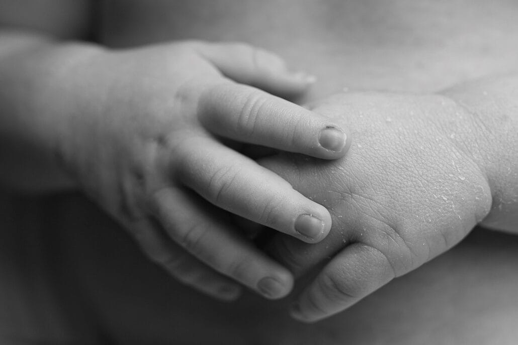 Newborn baby fingers close up photo with Baton Rouge's top fertility clinics.